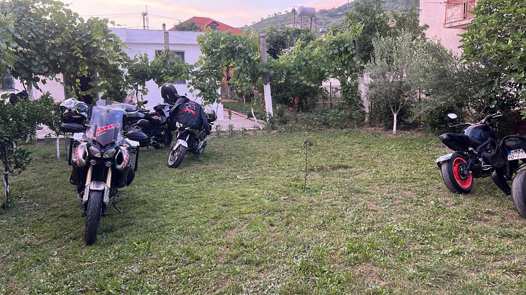 Elbasan Backpacker Hostel ภายนอก รูปภาพ